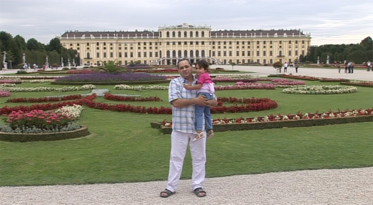 Ashraf in front of Schönbrunn palace